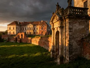 Kobieta w kapeluszu na balkonie z widokiem na piramidy w Gizie, z mrożoną herbatą na pierwszym planie.